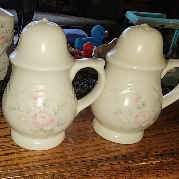 PFALTZGRAFF TEA ROSE STOVE TOP SHAKERS HARD TO FIND - Picture 1 of 1